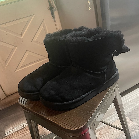 Womens Ugg Bailey bow boots - Picture 2 of 4